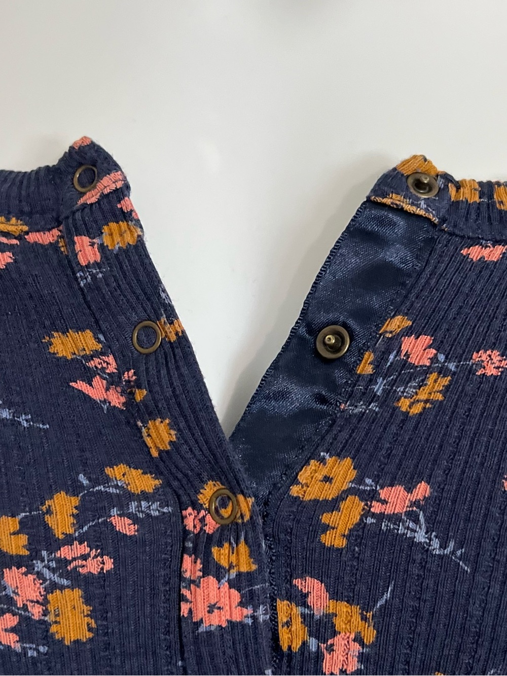 Lucky Brand Womens Top M Blue Floral Ribbed Stretch Short Sleeve Snap Neck AM19 - Picture 3 of 6